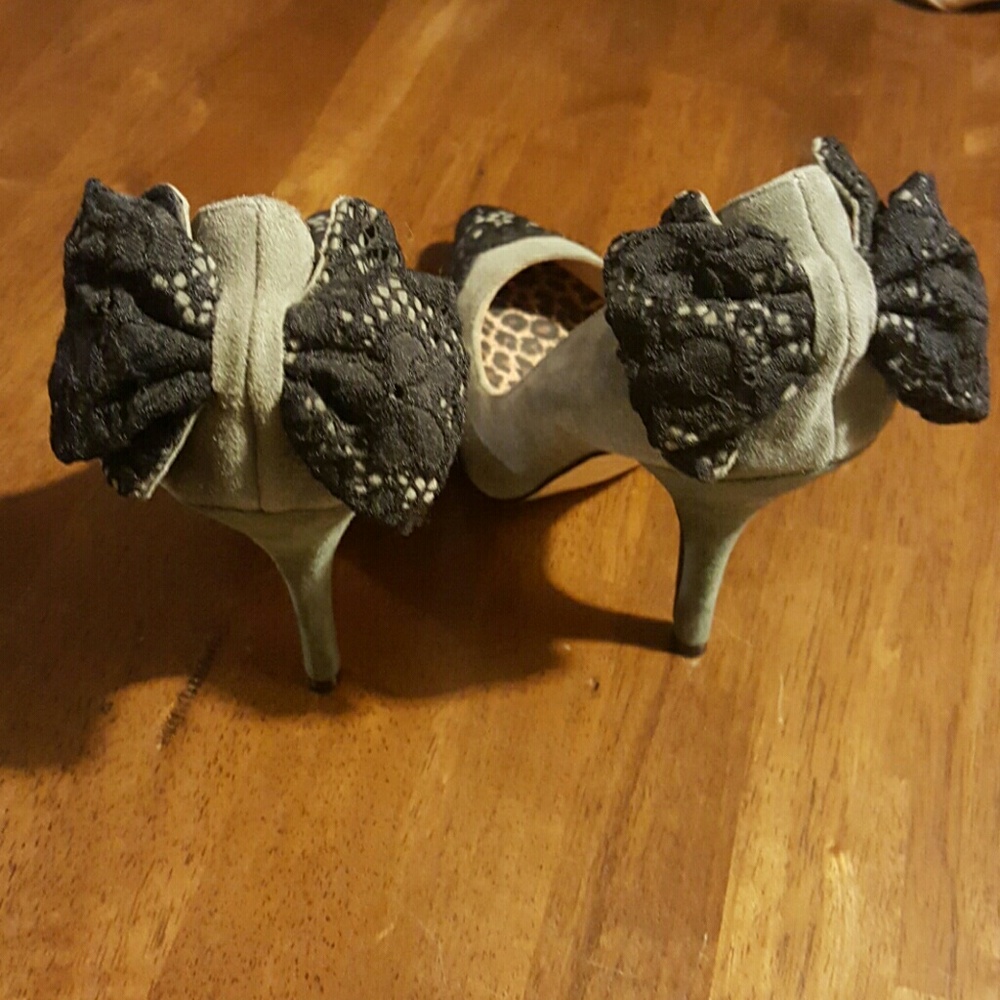 Betsey Johnson gray &black lace pumps w/bow back